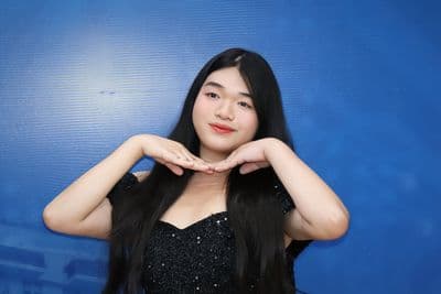 Người đứng sau ánh đèn