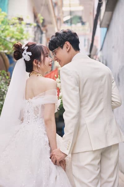 Màn cầu hôn “quỳ hai chân” và bản cam kết nộp lương trọn đời