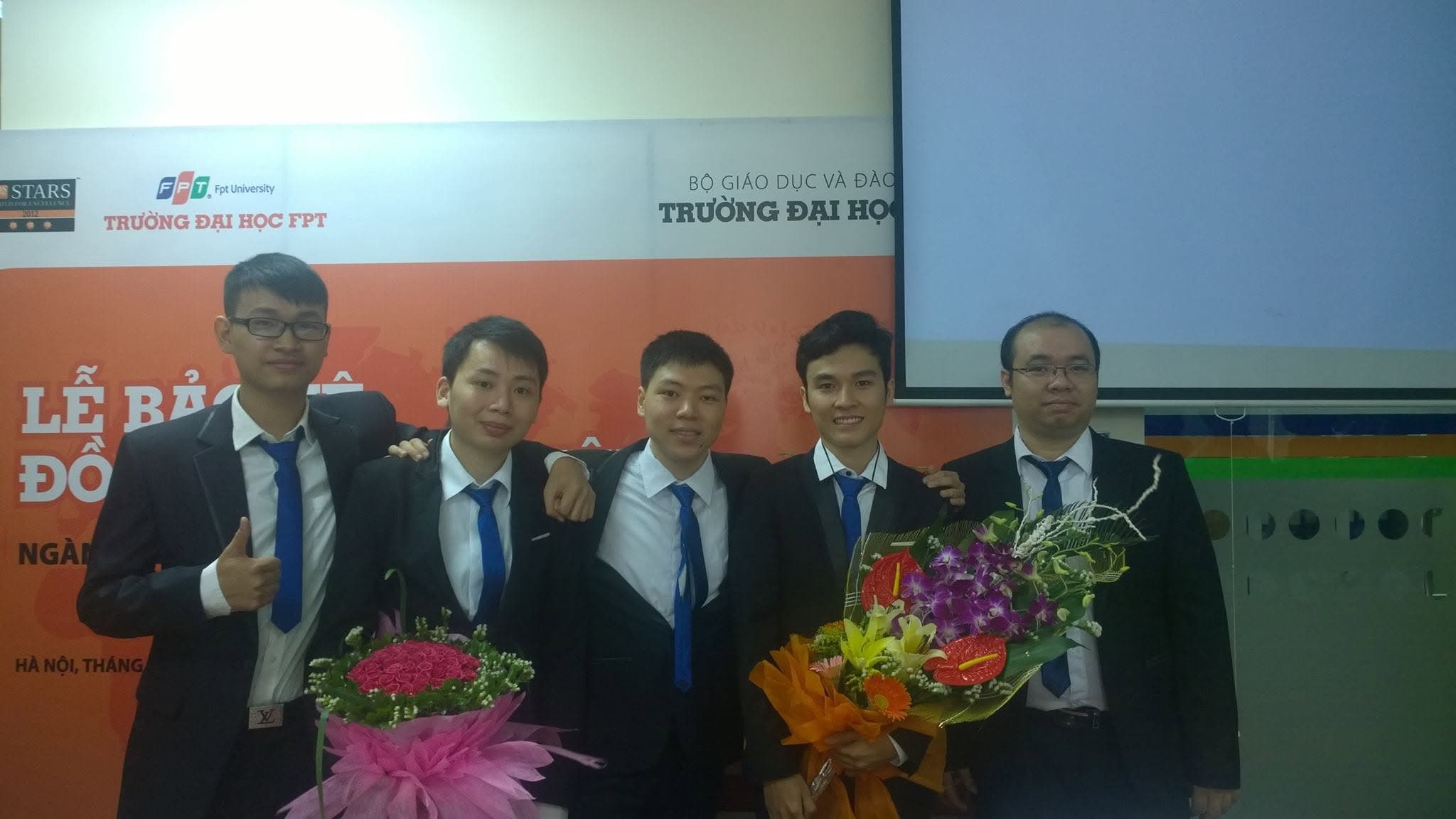 Tôi cùng anh em trong buổi bảo vệ đồ án tốt nghiệp năm 2014