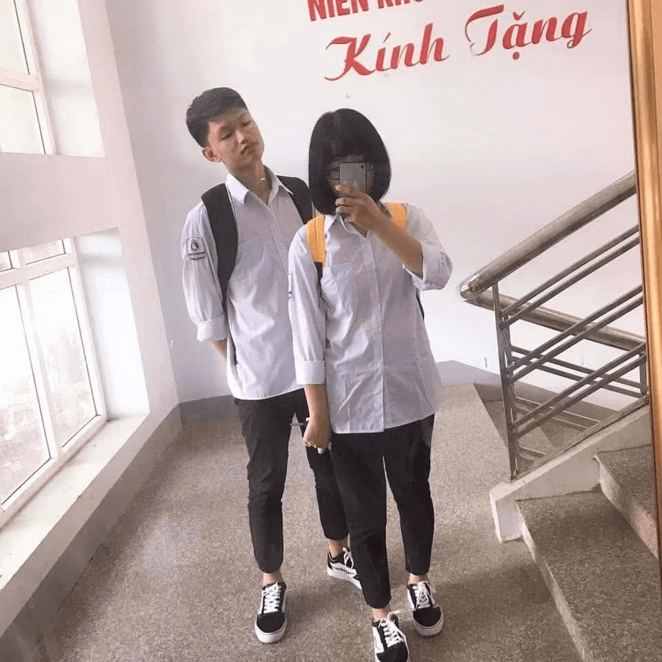 Ảnh: Vân Anh và Ngọc Tân tại trường cấp 3 
