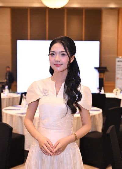 Sau ánh đèn sân khấu là những cánh cửa được mở cho nhiều thế hệ
