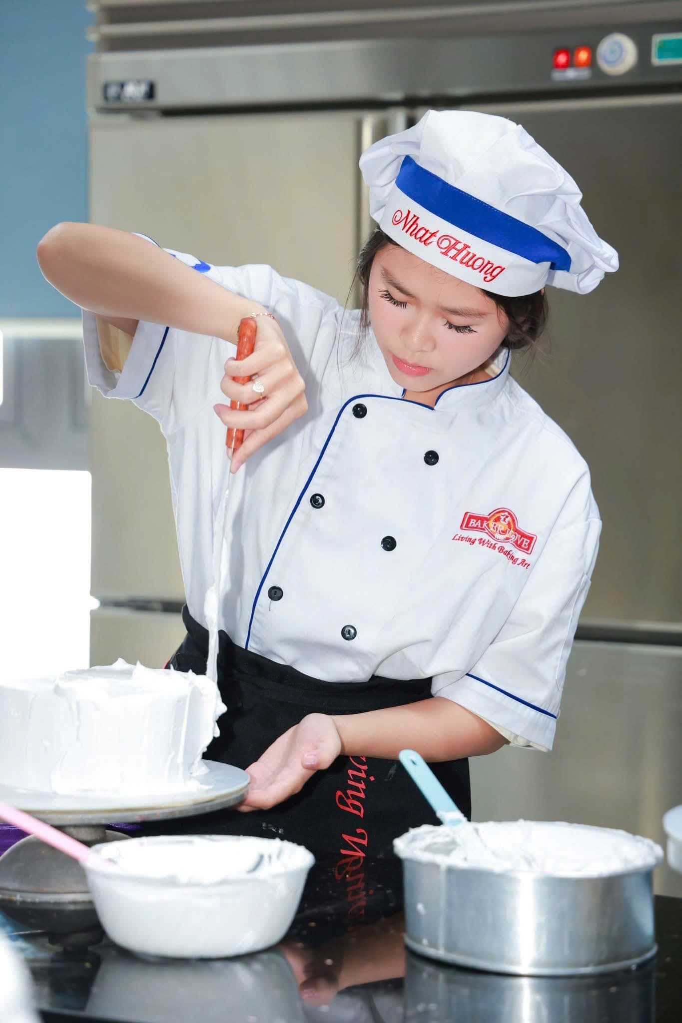 Ảnh: Phương Anh làm bánh tại Tiệm Bánh Dâu Tây của gia đình